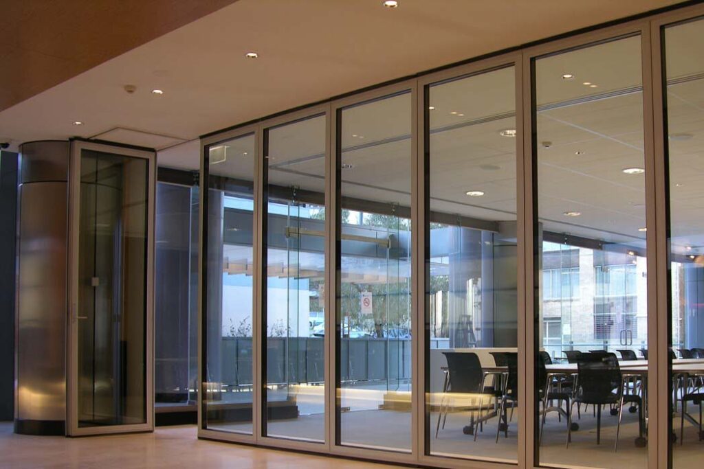 Vách kính văn phòng - Vách ngăn tinh tế và hiện đại