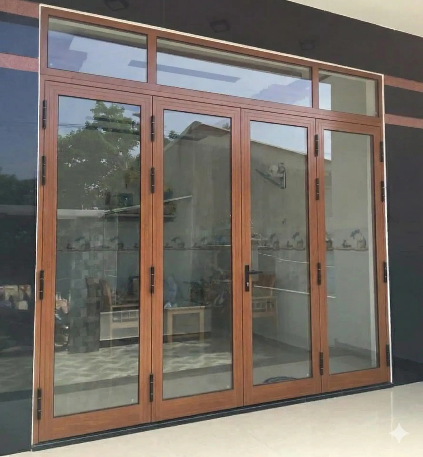 Cửa đi mở quay 4 cánh vân gỗ – Thành Tín Window