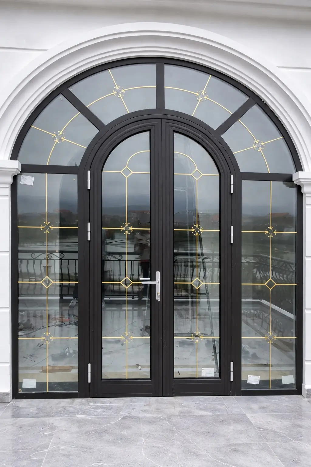 Cửa đi mở trượt uốn vòm hệ 55 – Thành Tín Window