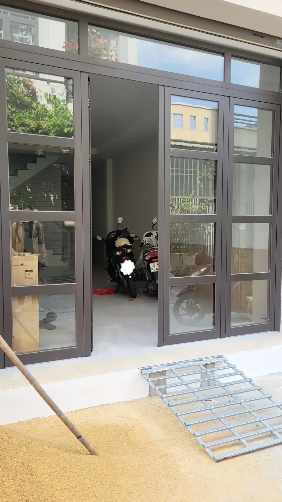 Cửa đi nhôm kính nhiều cánh hoàn thiện sau khi cải tạo mặt tiền nhà phố