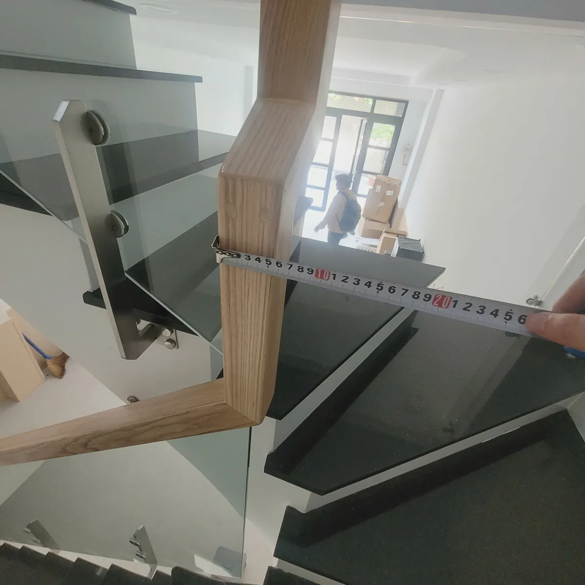 Đo kiểm tra chân nhện và kẹp kính của lan can cầu thang
