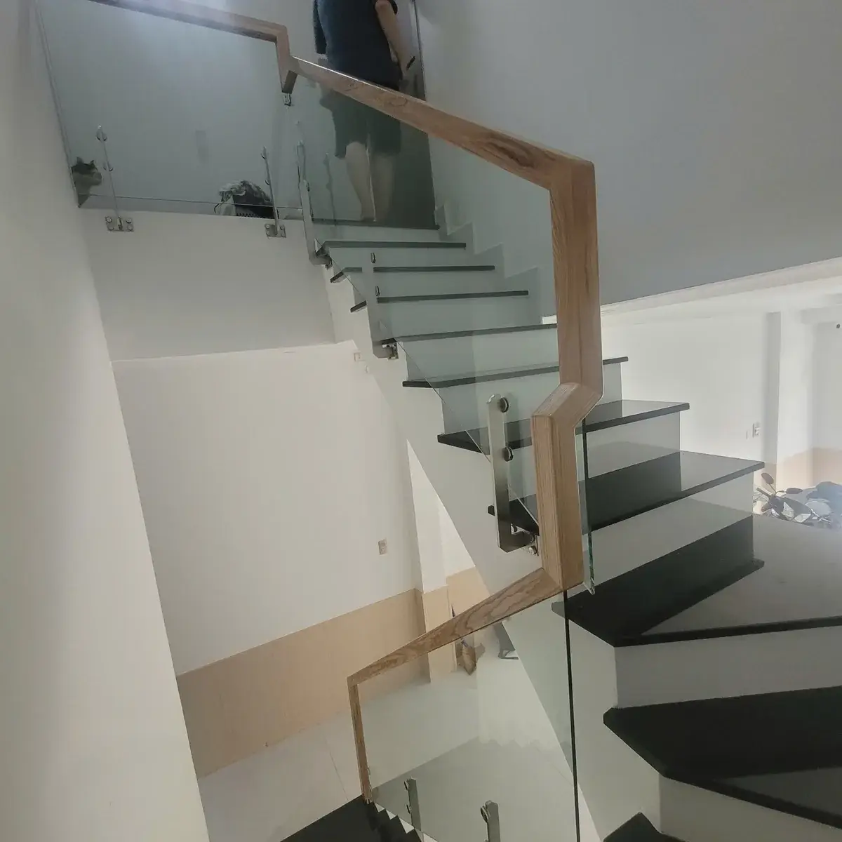 Lan can kính cầu thang kết hợp tay vịn gỗ do Thành Tín Window thi công