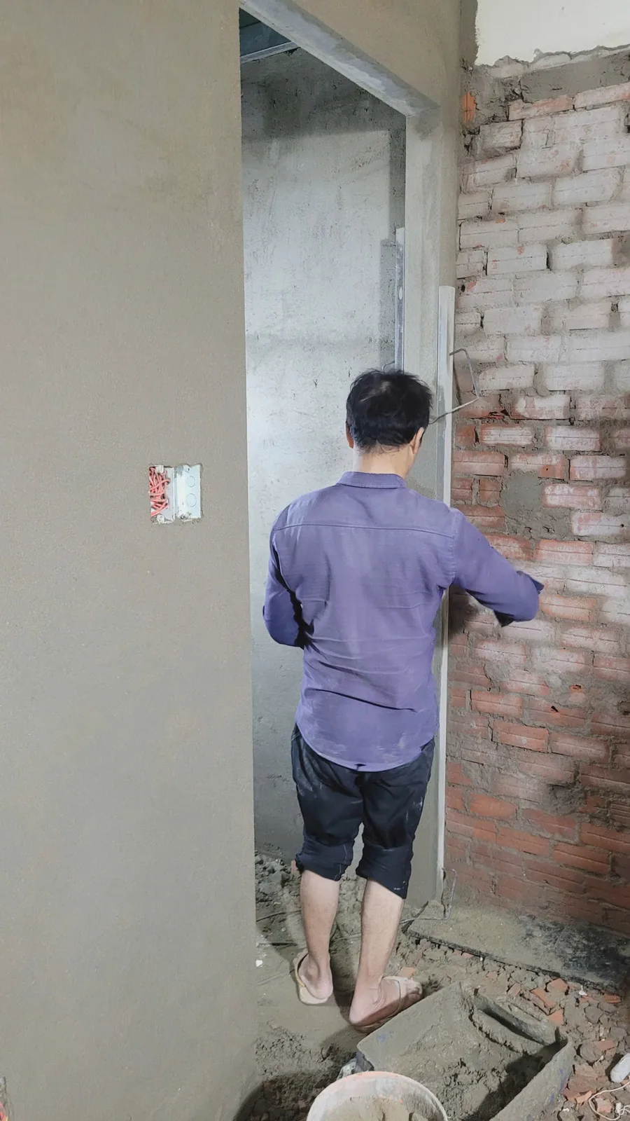 Thợ Thành Tín Window trát lại ô chờ sau khi tháo cửa cũ trong quá trình cải tạo nhà phố
